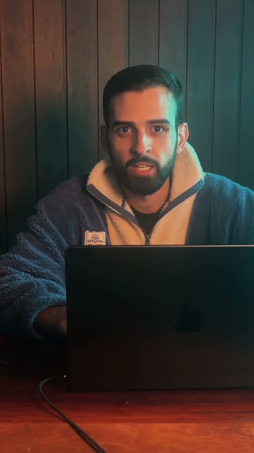 Lucas Alves apresentando um vídeo de tecnologia